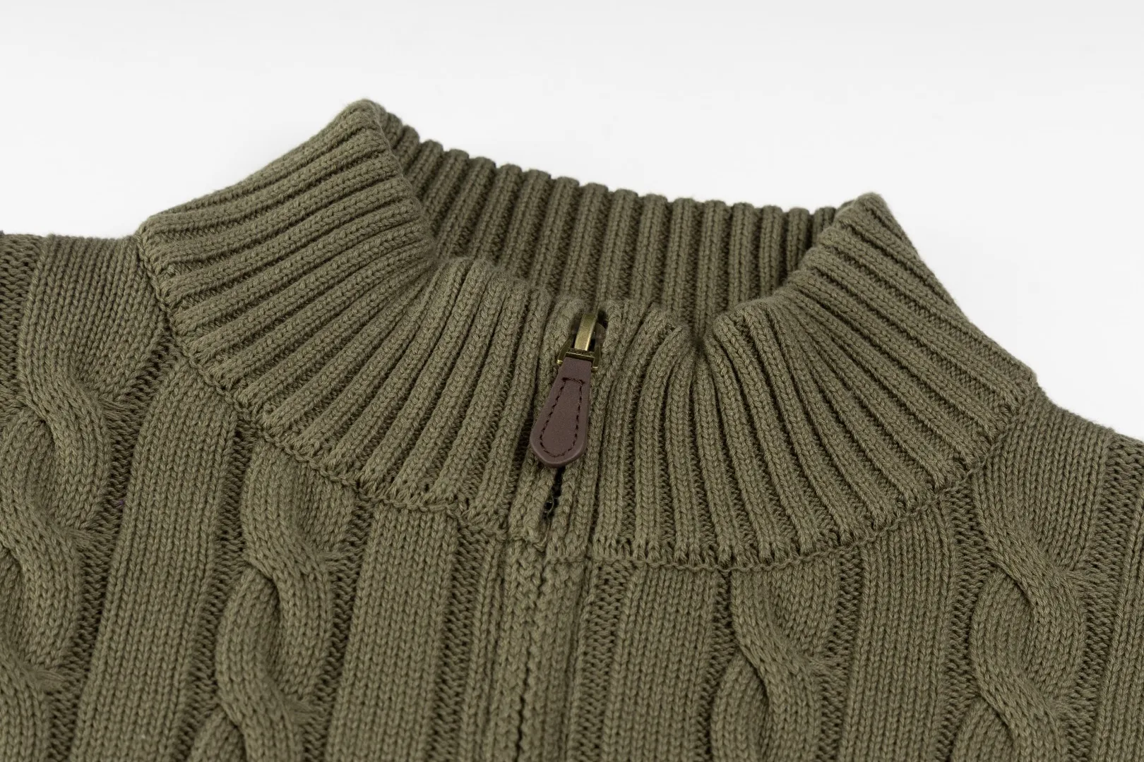 P236 #R92 RALPH LAUREN Ralph Lauren fifteen colors classic small label embroidery logo turtleneck pullover half-zip knitted cable sweater with high-density LOGO embroidery on the chest and original customized tag accessories. Made of pure cotton yarn, pure cotton is skin-friendly and comfortable, small label war horse embroidered twist turtleneck sweater 🐎 high quality, follow the blogger to learn how to wear it! Let’s buy a Ralph Lauren cable sweater. It’s a super hard-to-find series after it became popular. It’s hard to find one on the official website. It’s simple and practical to wear, with a lazy and loose feel. The thickened fabric has more texture, feels soft and delicate, and has a loose fit. Whether worn alone or layered, you can wear different styles of fashion with just one piece!   Size：XS S M L